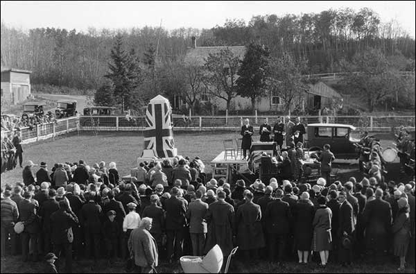 Unveiling the cenotaph, October 2, 1927